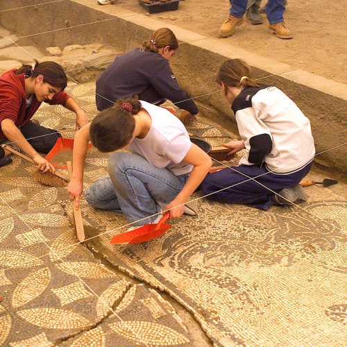 Journées Européennes du Patrimoine : Enfants qui participent à un atelier achéologie