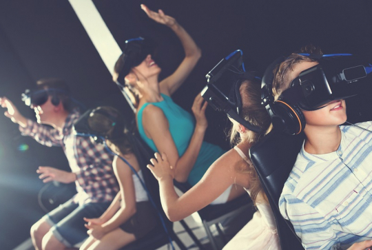 Familles dans un jeu de réalité virtuelle