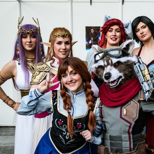 Play Azur Festival : Un groupe de femmes en cosplay
