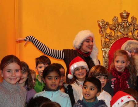 Le Père Noël, un lutin et les enfants