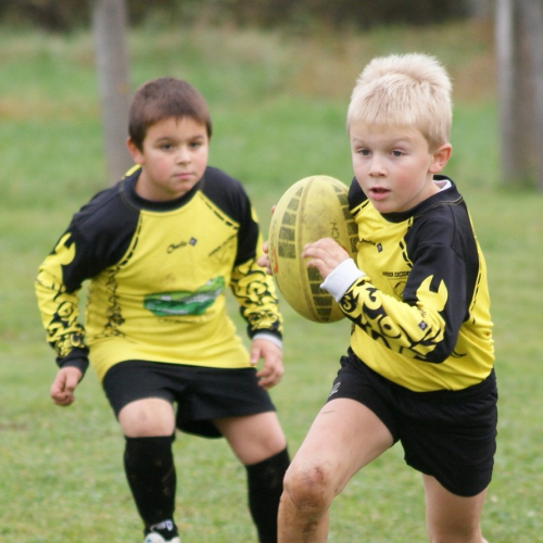 Enfant jouant au rygby