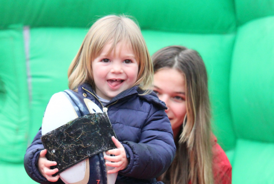 Une fillette jouant au rugby