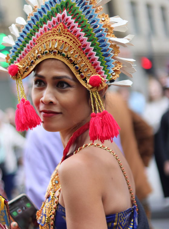 Femme à la Fête des Bannières en 2022