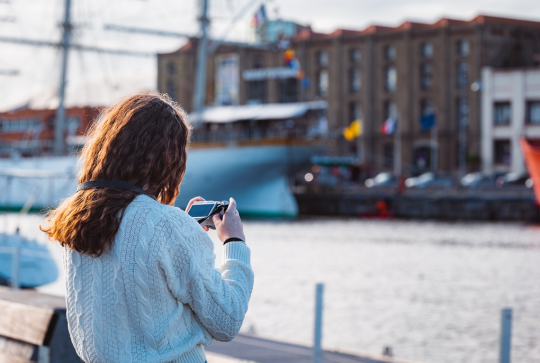 Musée maritime & portuaire Dunkerque : Une adolescente prend des photos