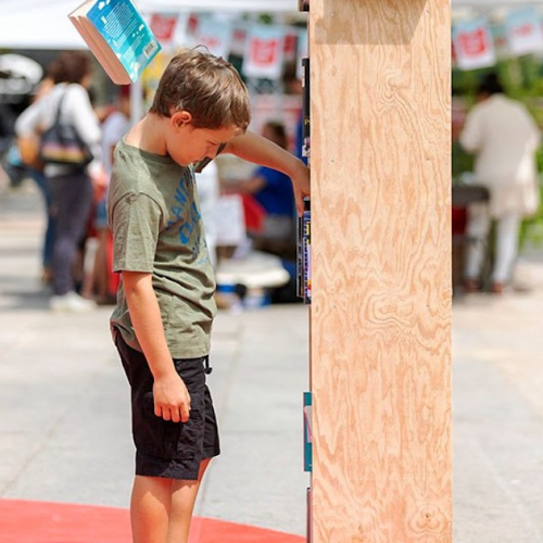 Livrodrome à Partir en Livre : enfant attrape un livre