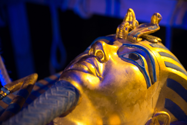 Détails du masque de l'expo "Toutankhamon. À la recherche du pharaon oublié"