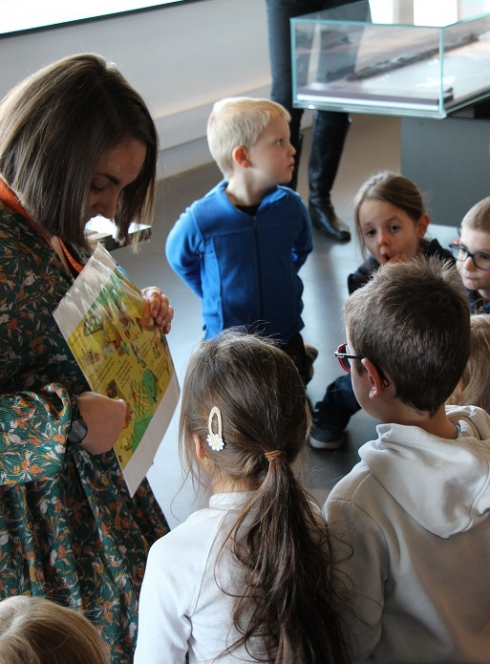 Les vacances de Noël 2024 au Musée de Gergovie : Une médiatrice guide les enfants dans le musée