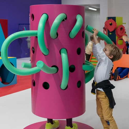 Cité du Design Saint-Etienne : Enfant qui s'amuse dans une exposition