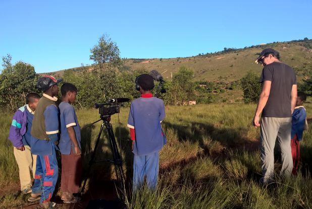 Enfants en train de filmer "Graines d'espoir"