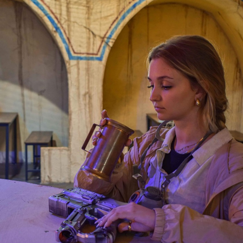 Hominum Games Nice : Une jeune femme participe à un jeu de l'espace de loisirs