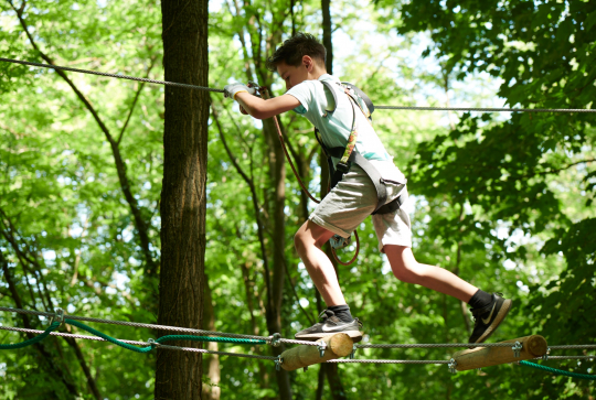 Enfant dans les arbre - France Aventures Lyon