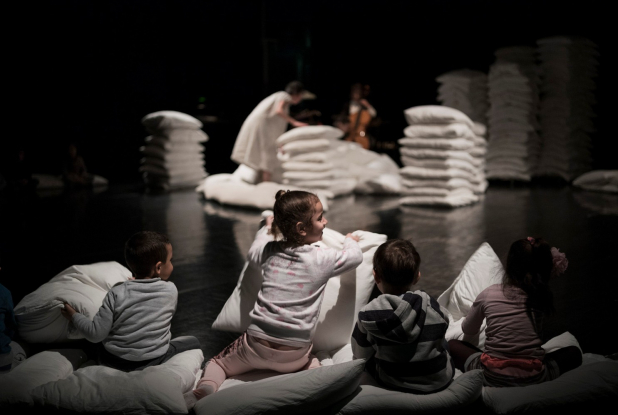 1000 chemins d'oreillers - enfants sur scène