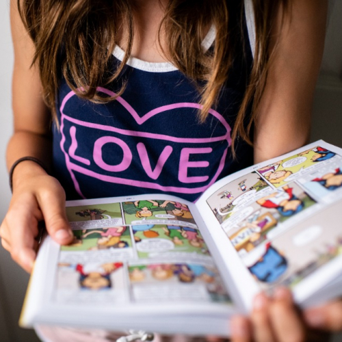 Fille lisant une bande-dessinée