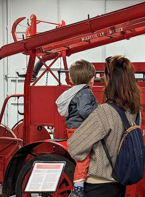 Journées du Patrimoine : Enfant dans les bras de sa mère devant un camion de pompier