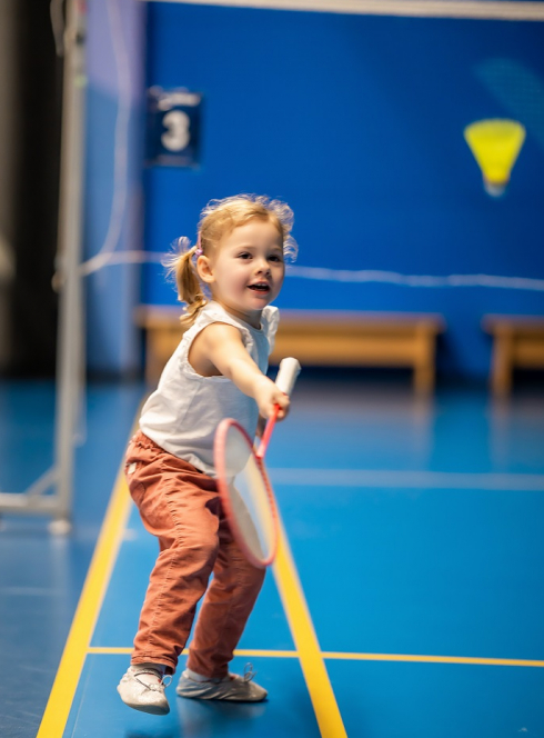 Vacances sportives à Roubaix : Une petit fille qui joue au badminton
