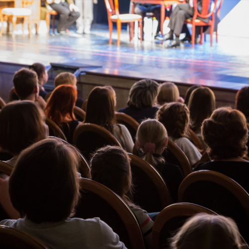 Salle de théâtre avec des enfants