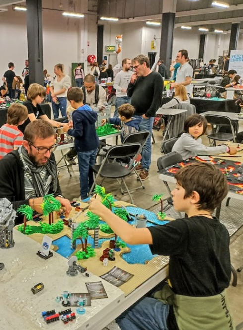 La Convention OctoGônes : Des enfants et des parents jouent à une multitude de jeux dans un hangar