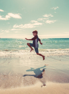 Un garçon à la plage