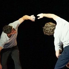 Et de se tenir la main théâtre