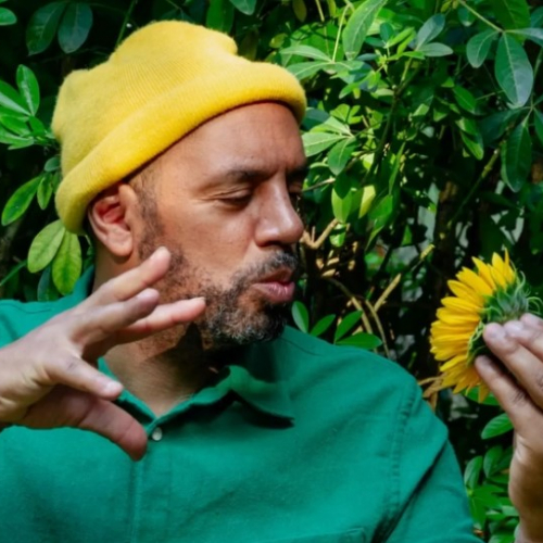 Le bal pour enfants : Un homme tient dans sa main une fleur jaune