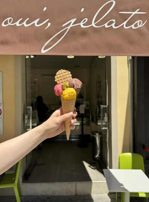Oui, jelato : Cornet de glace devant la boutique