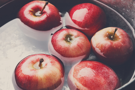 Organiser des olympiades d'été en famille : pomme à croquer