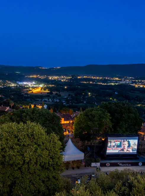 Ciné plein air au Château de Grimaud : Écran géant dans une ville du Sud