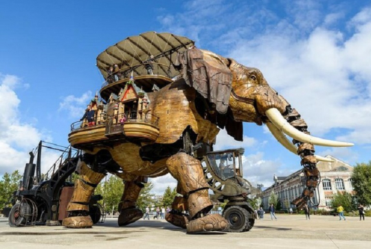 Eléphant géant, machines de l'île