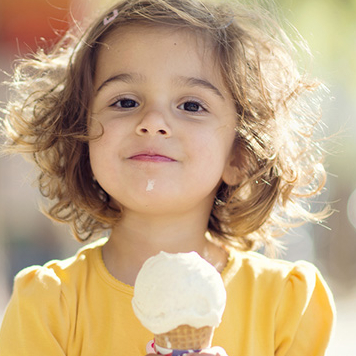 Petite fille qui mange une glace