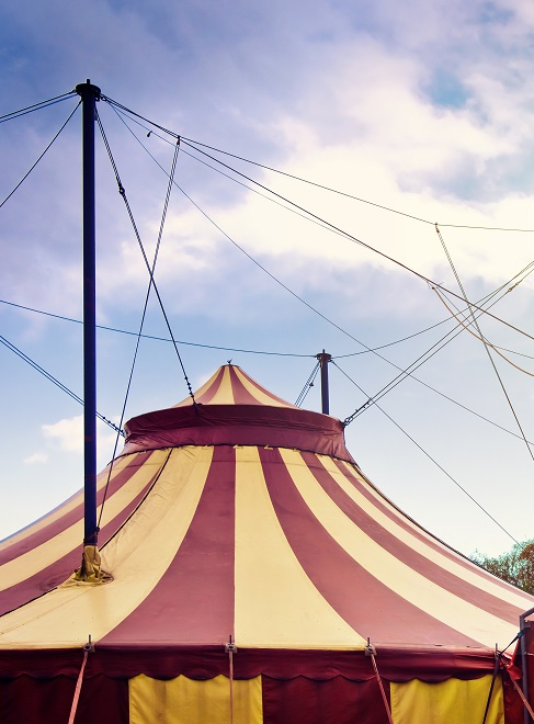 Cirque de France Dubois : Toit d'un chapiteau de cirque rouge et jaune