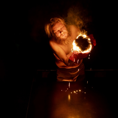 Trilokia - Jani Nuutinen : Un homme manipule une boule de feu