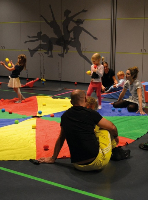 Vacances de Noël 2024 au Musée National du Sport : Des tout-petits participent à un exercice de motricité