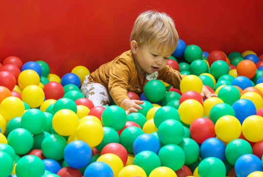 Gulli Parc : piscine à balles avec un petit