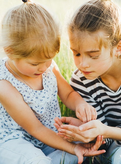 Fête de la nature à Paris : fillettes dans l'herbe
