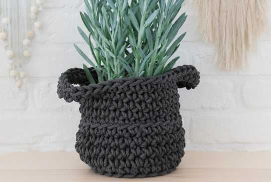 Bricolage fête des grands-mères : cache pot tricoté