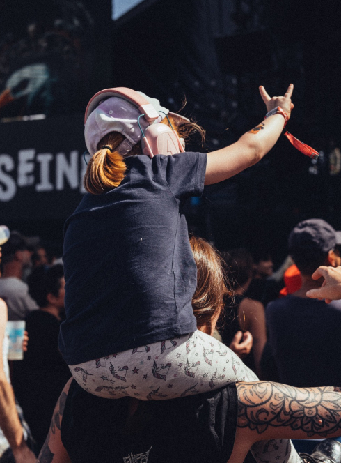 Rock en Seine 2025 : un enfant sur les épaules de sa mère