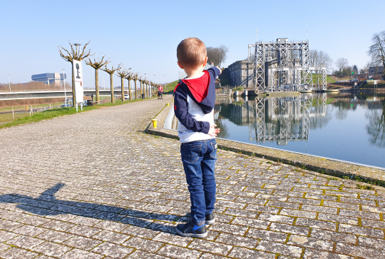 Enfant au bord du Canal du Centre en Wallonie