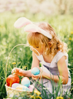 Photo d'enfant ramassant des œufs de Pâques