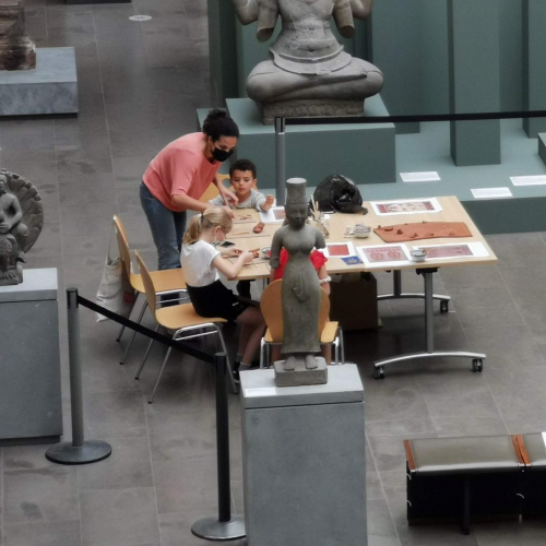 Musée Guimet : activité enfant dans le hall