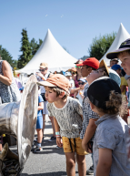 Au Bonheur des Mômes : Des enfants devant des instruments de musique peu commun