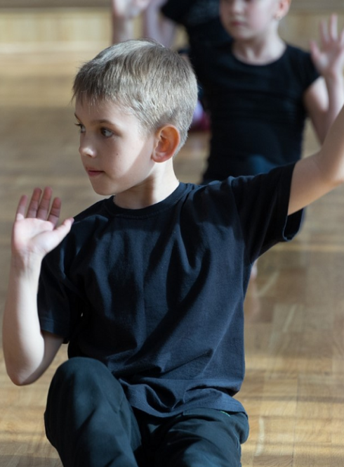 Espace Magnan : Un petit garçon pendant un atelier de danse