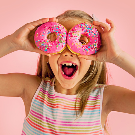 Petite fille et donuts