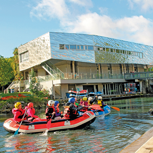 Base nautique des Eaux vives à Saint-Laurent-Blangy : Enfants dans une embarcation gonflable sur l'eau