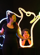 Nour : deux comédiens au centre d'installations lumineuses