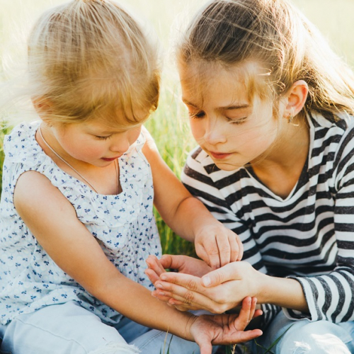 Fête de la nature à Paris : fillettes dans l'herbe