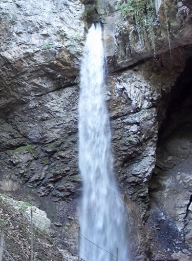 Grotte et cascade de Seythenex
