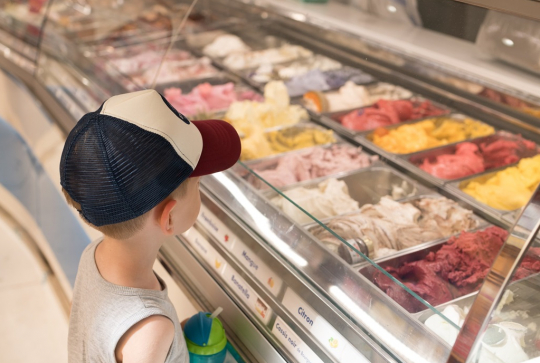 Azzurro Artisan Glacier : Un petit garçon devant les parfums