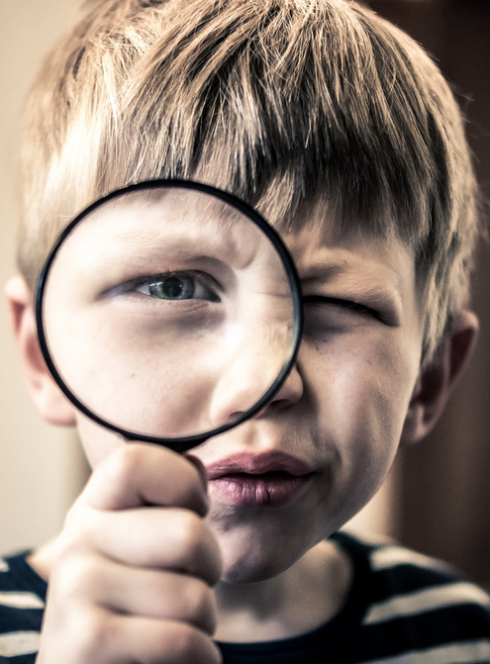 Enfant et loupe