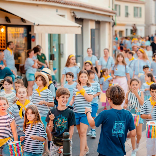 Fête de la Saint-Jean  : Des enfants défilent dans la rue