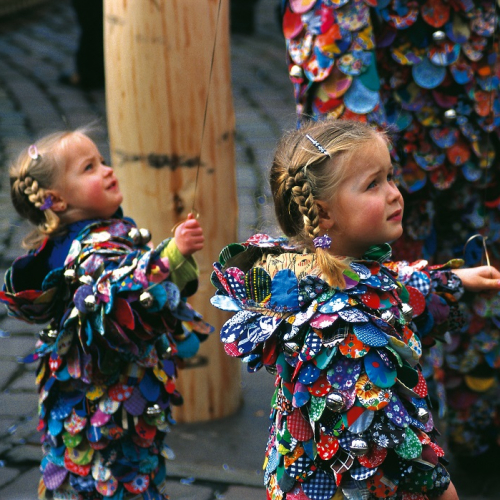 Carnaval 2025 à Saint-Martin Vésubie : Deux petits filles blondes déguisées avec plein de morceau de tissus